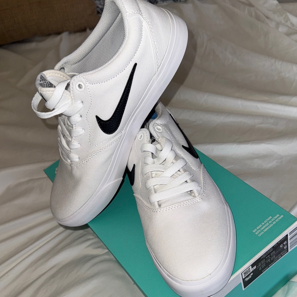 Nike SB CHARGE Classic White and Black Sneakers